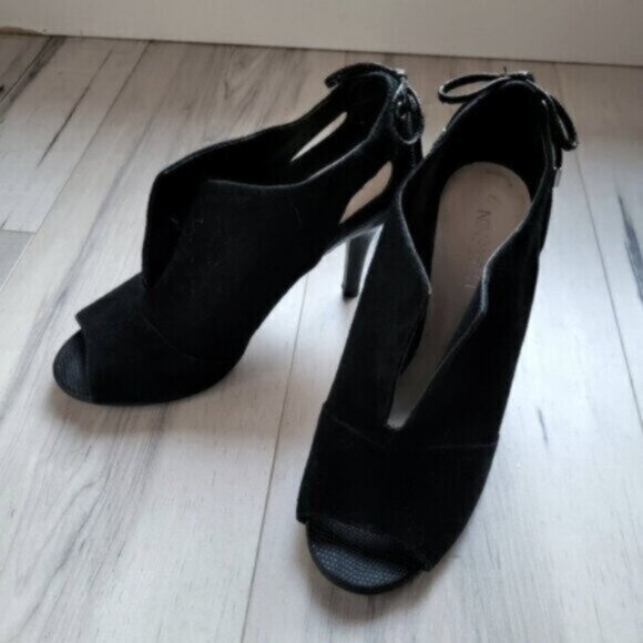 NINE WEST Black Leather Ankle Bootie Heels Sz 7.5 - Picture 1 of 10